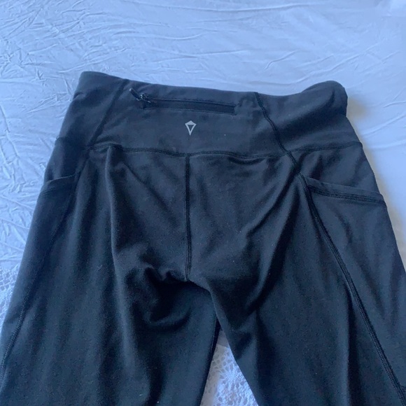 Lululemon kids high waisted leggings fitting size 4 or 6 - Picture 3 of 3